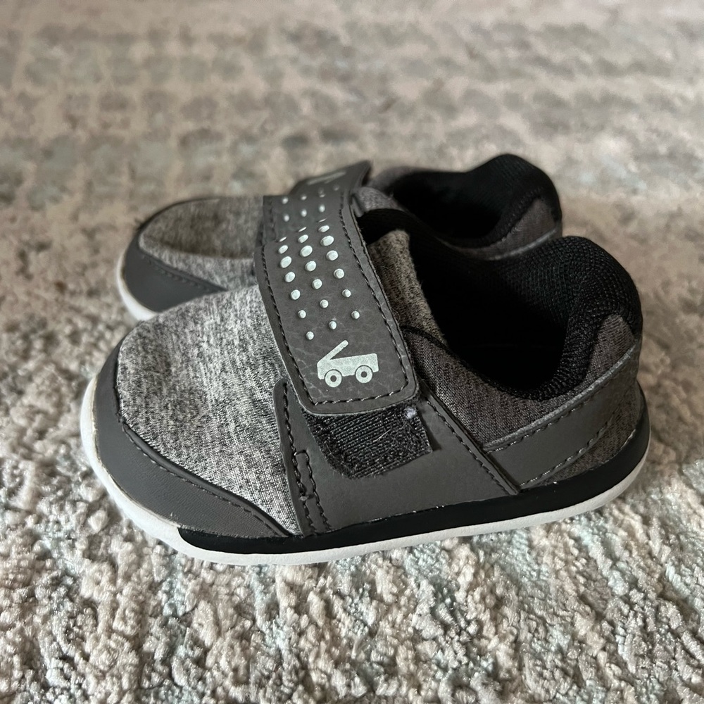 See kai Run grey fabric sneaker size 5